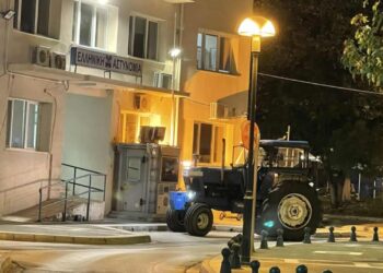 Πτολεμαΐδα: Πήγε μεθυσμένος με το τρακτέρ στην Αστυνομία να διαμαρτυρηθεί για τον ΟΠΕΚΕΠΕ. Πήρε πρόστιμο