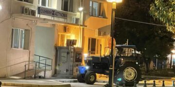Πτολεμαΐδα: Πήγε μεθυσμένος με το τρακτέρ στην Αστυνομία να διαμαρτυρηθεί για τον ΟΠΕΚΕΠΕ. Πήρε πρόστιμο