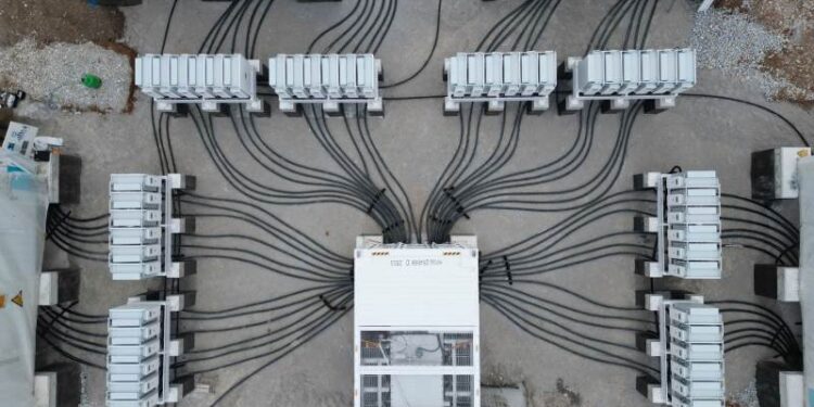 Όμιλος ΔΕΗ: Έναρξη κατασκευής νέου σταθμού μπαταριών (BESS) στο Αμύνταιο