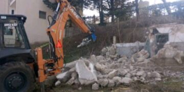 Τσοτύλι: Κατεδαφίστηκαν τα παλιά Δημοτικα αποχωρητήρια