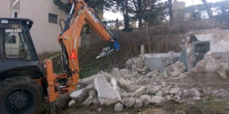 Τσοτύλι: Κατεδαφίστηκαν τα παλιά Δημοτικα αποχωρητήρια