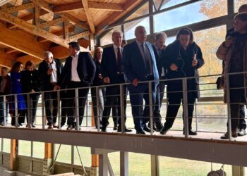 Ο Μιχάλης Παπαδόπουλος με την υπουργό Λίνα Μενδώνη στον Βυζαντινό Επισκοπικό Ναό Σισανίου