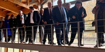 Ο Μιχάλης Παπαδόπουλος με την υπουργό Λίνα Μενδώνη στον Βυζαντινό Επισκοπικό Ναό Σισανίου