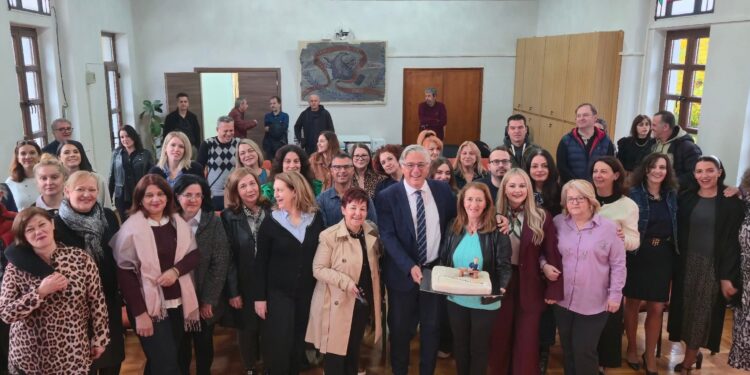 Γενέθλια για τον Δήμαρχο Βοΐου Χρήστο Ζευκλή. Η τούρτα των υπαλλήλων