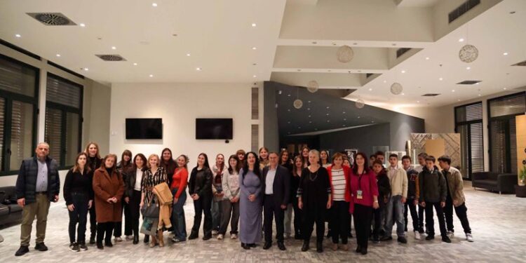 Με ιδιαίτερη επιτυχία πραγματοποιήθηκε η εκδήλωση «Οι μαθητές γράφουν & δημιουργούν», στο πλαίσιο του 9ου Συμποσίου Λογοτεχνίας Κοζάνης 