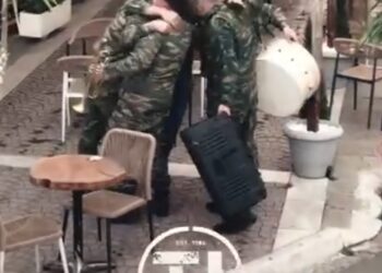 Επιστράτευση στο καφέ μπαρ Τι!! Το νέο ξεκαρδιστικό βίντεο για την 28η Οκτωβρίου