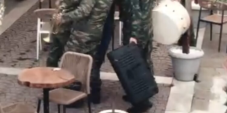 Επιστράτευση στο καφέ μπαρ Τι!! Το νέο ξεκαρδιστικό βίντεο για την 28η Οκτωβρίου