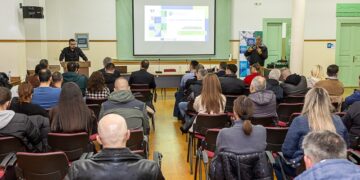 Μια ιδιαίτερα ενδιαφέρουσα ημερίδα με θέμα «Ηλεκτρονικό Εμπόριο, E–shop & Social Media» πραγματοποιήθηκε την Τετάρτη  19 Νοεμβρίου 2025, στο Τραμπάντζειο Γυμνάσιο Σιάτιστας