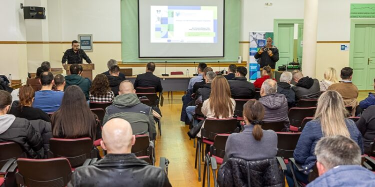 Μια ιδιαίτερα ενδιαφέρουσα ημερίδα με θέμα «Ηλεκτρονικό Εμπόριο, E–shop & Social Media» πραγματοποιήθηκε την Τετάρτη  19 Νοεμβρίου 2025, στο Τραμπάντζειο Γυμνάσιο Σιάτιστας