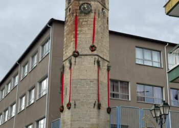 Νεάπολη: Στολίστηκε για πρώτη φορά το ρολόι. Βίντεο