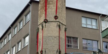 Νεάπολη: Στολίστηκε για πρώτη φορά το ρολόι. Βίντεο