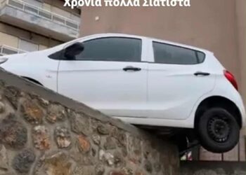 Σιάτιστα: Αυτοκίνητο κρεμάστηκε στον αέρα