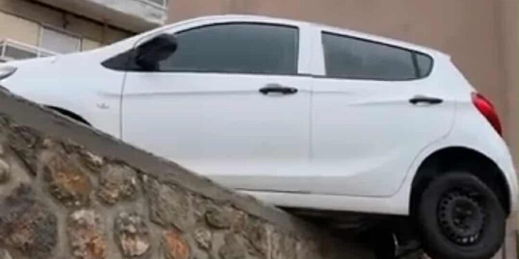 Σιάτιστα: Αυτοκίνητο κρεμάστηκε στον αέρα