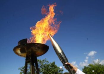 Ο Τάσος Ροβυθάκης λαμπαδηδρόμος στην Ολυμπιακή Φλόγα των Χειμερινών Ολυμπιακών αγώνων στην Κοζάνη