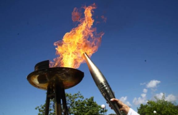 Ο Τάσος Ροβυθάκης λαμπαδηδρόμος στην Ολυμπιακή Φλόγα των Χειμερινών Ολυμπιακών αγώνων στην Κοζάνη