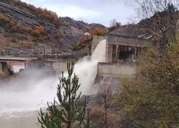 Υπερχείλισε το φράγμα της Πραμόριτσας. Βίντεο