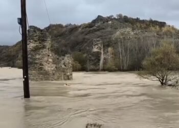 Θάφτηκε στο νερό το Γεφύρι του Πασά. Βίντεο