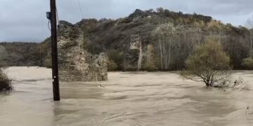 Θάφτηκε στο νερό το Γεφύρι του Πασά. Βίντεο