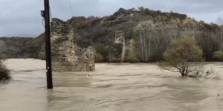 Θάφτηκε στο νερό το Γεφύρι του Πασά. Βίντεο