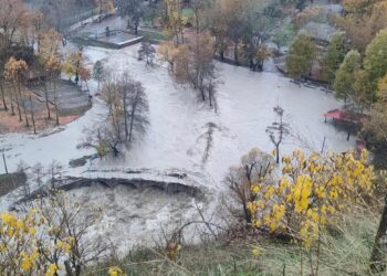 Υπερχείλισε ο ποταμός Αλιάκμονας – Εικόνες καταστροφής