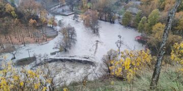 Υπερχείλισε ο ποταμός Αλιάκμονας – Εικόνες καταστροφής