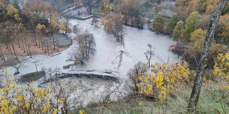 Υπερχείλισε ο ποταμός Αλιάκμονας – Εικόνες καταστροφής