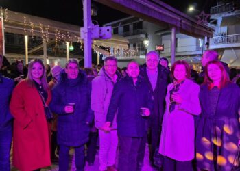 Νεάπολη: Έγινε η Φωταγώγηση του Χριστουγεννιάτικου Δέντρου.  Βίντεο και φωτογραφίες