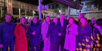 Νεάπολη: Έγινε η Φωταγώγηση του Χριστουγεννιάτικου Δέντρου.  Βίντεο και φωτογραφίες