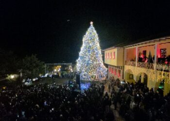 Η Φωταγώγηση του Χριστουγεννιάτικου Δέντρου στη Σιάτιστα με την εκρηκτική Ευαγγελία.  Βίντεο και φωτογραφίες