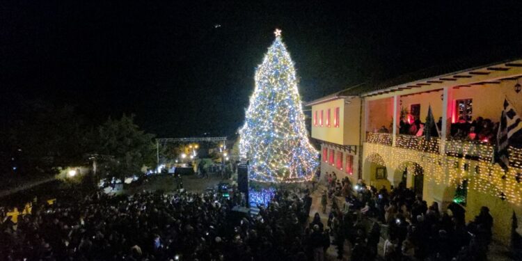 Η Φωταγώγηση του Χριστουγεννιάτικου Δέντρου στη Σιάτιστα με την εκρηκτική Ευαγγελία.  Βίντεο και φωτογραφίες