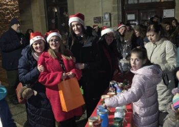 Σιάτιστα: Το 1ο Δημοτικό Σχολείο άναψε το Χριστουγεννιάτικο δέντρο. Βίντεο και φωτογραφίες