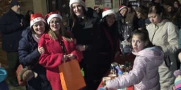 Σιάτιστα: Το 1ο Δημοτικό Σχολείο άναψε το Χριστουγεννιάτικο δέντρο. Βίντεο και φωτογραφίες