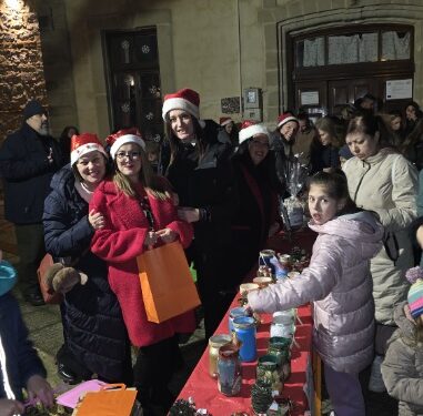 Σιάτιστα: Το 1ο Δημοτικό Σχολείο άναψε το Χριστουγεννιάτικο δέντρο. Βίντεο και φωτογραφίες