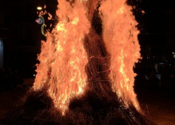 Τα Σούρουβα στη Σιάτιστα. Άναψαν οι κλαδαριές για την υποδοχή του νέου έτους.  Βίντεο και φωτογραφίες