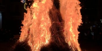 Τα Σούρουβα στη Σιάτιστα. Άναψαν οι κλαδαριές για την υποδοχή του νέου έτους.  Βίντεο και φωτογραφίες