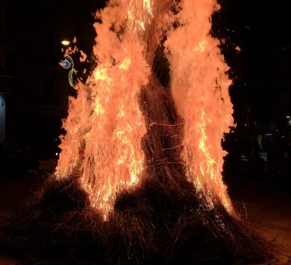 Τα Σούρουβα στη Σιάτιστα. Άναψαν οι κλαδαριές για την υποδοχή του νέου έτους. Βίντεο και φωτογραφίες