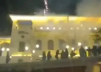 Επικίνδυνα πυροτεχνήματα μέσα στον κόσμο, στο άναμμα του χριστουγεννιάτικου δέντρου της Κοζάνης. Βίντεο