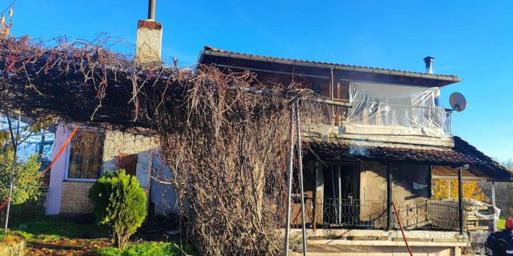 Φωτιά σε διπλοκατοικία στη Λευκόβρυση Κοζάνης