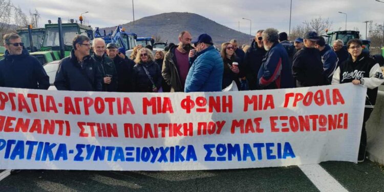 Μπλόκο και σε παράδρομους της Εγνατίας από αγρότες και κτηνοτρόφους στη Σιάτιστα