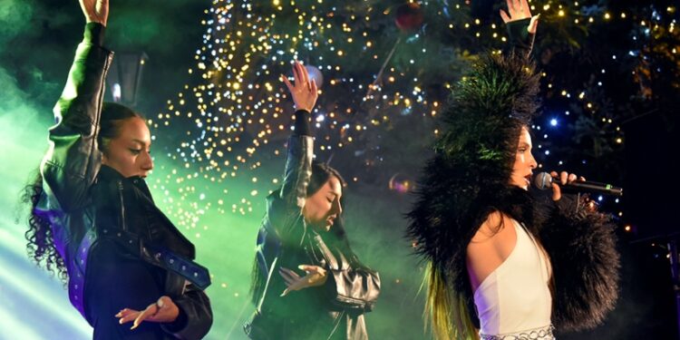 Δήμος Βοΐου: Γεμάτη λάμψη, μουσική και μαγεία η φωταγώγηση του Χριστουγεννιάτικου Δέντρου στη Σιάτιστα