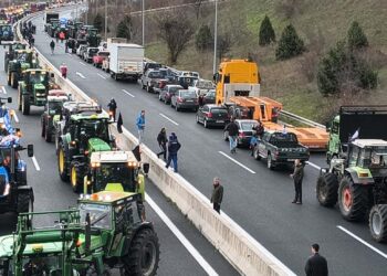 Στήθηκε το μεγάλο μπλόκο των αγροτών στα διόδια Σιάτιστας-Έκλεισαν την Εγνατία Οδό με 300 τρακτέρ-Ανοιχτός ο παλιός δρόμος Κοζάνης-Σιάτιστας – Βίντεο και φωτογραφίες
