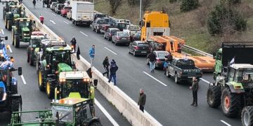 Στήθηκε το μεγάλο μπλόκο των αγροτών στα διόδια Σιάτιστας-Έκλεισαν την Εγνατία Οδό με 300 τρακτέρ-Ανοιχτός ο παλιός δρόμος Κοζάνης-Σιάτιστας – Βίντεο και φωτογραφίες