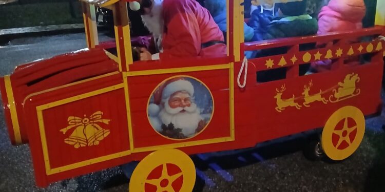 Το Τρενάκι του Αϊ-Βασίλη στη Γαλατινή. Βίντεο