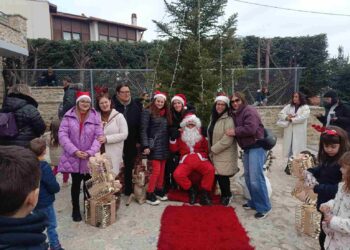 Σιάτιστα: Τα Δημοτικά σχολεία συνεργάστηκαν σε μια όμορφη εκδήλωση για τα Χριστούγεννα.  Βίντεο και φωτογραφίες