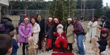 Σιάτιστα: Τα Δημοτικά σχολεία συνεργάστηκαν σε μια όμορφη εκδήλωση για τα Χριστούγεννα.  Βίντεο και φωτογραφίες