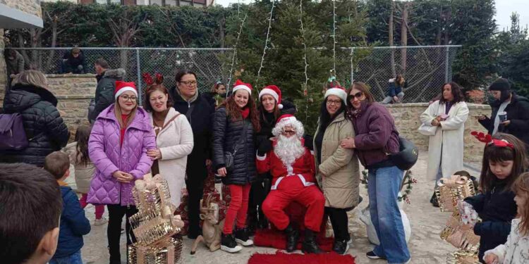 Σιάτιστα: Τα Δημοτικά σχολεία συνεργάστηκαν σε μια όμορφη εκδήλωση για τα Χριστούγεννα.  Βίντεο και φωτογραφίες