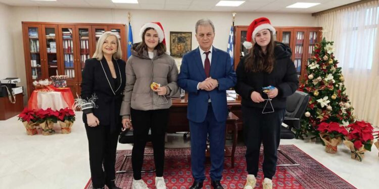 Τα Χριστουγεννιάτικα Κάλαντα στον Περιφερειάρχη Δυτικής Μακεδονίας Γιώργο Αμανατίδη