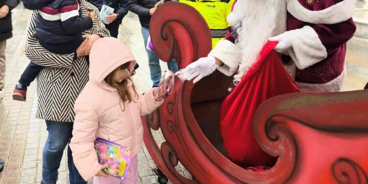 Ενημερωτικά φυλλάδια με θέμα «Ο σεβασμός στον συνάνθρωπο είναι ηθική υποχρέωση και πράξη αγάπης» από το Τμήμα Τροχαίας Κοζάνης