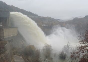 Απίστευτη υπερχείλιση στο Φράγμα Πραμόριτσας.  Βίντεο