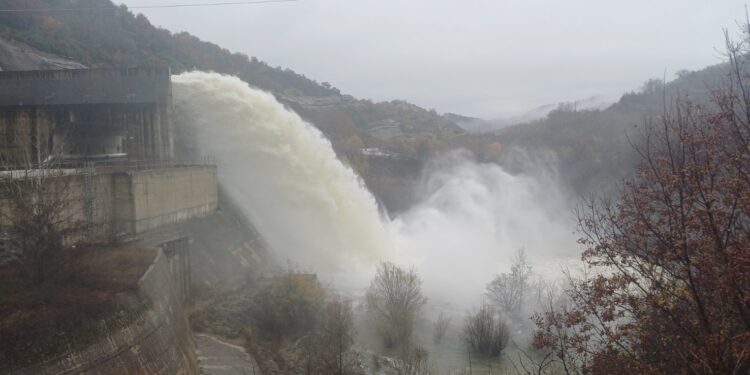 Απίστευτη υπερχείλιση στο Φράγμα Πραμόριτσας.  Βίντεο